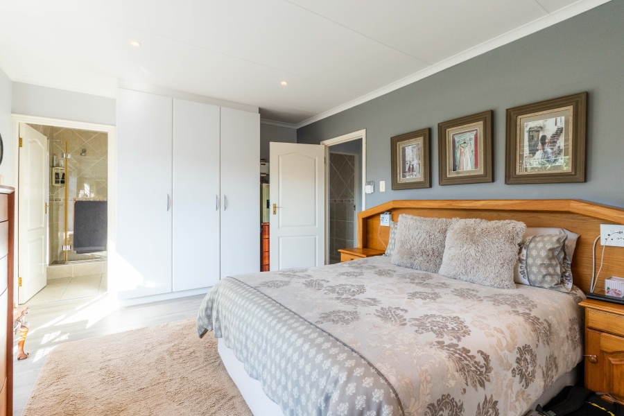 4 Bedroom Property for Sale in Menkenkop Western Cape